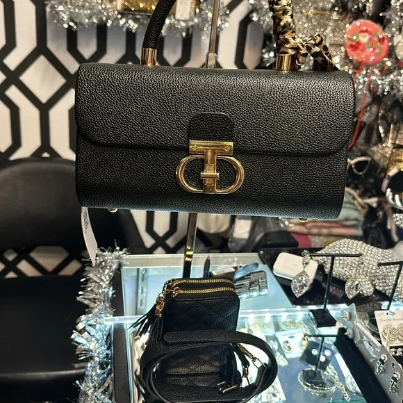 Black handbag with gold hardware and long strap and wallet - Picture 4 of 9